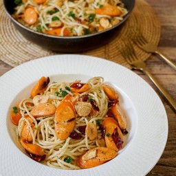 สปาเกตตี้ไส้กรอกผัดพริกแห้ง