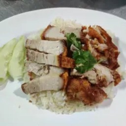 ข้าวมันไก่ทอดผสมหมูกรอบ