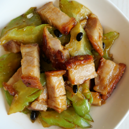 มะระผัดหมูกรอบ 脆皮猪肉炒苦瓜