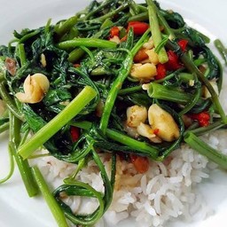 ข้าวผัดผักบุ้ง