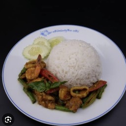 ผัดเครื่องแกงทะเลราดข้าวไข่ดาว