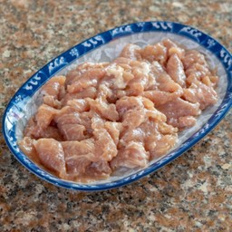 หมูหมัก 100 กรัมทำสุกแล้วใส่ลงในสุกี้กล่องพร้อมทาน *โปรดระบุว่าใส่กล่องไหน