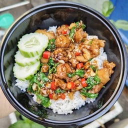 ข้าวไก่ทอดซอสกะเพรา