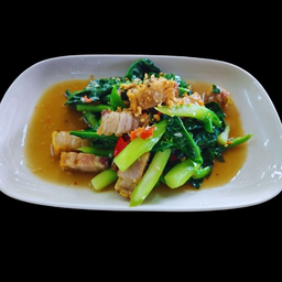 คะน้าหมูกรอบ