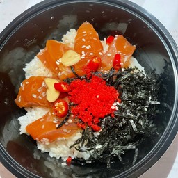 ข้าวสวย หน้าแซลม่อนดองเกาหลี 5 ชิ้น +ท๊อปปิ้งด้วยสาหร่ายหั่นฝอย+ไข่กุ้ง +น้ำจิ้มซีฟูด