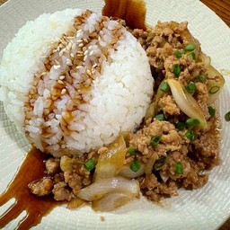 ผัดซอสเทอริยากิ   ข้าวสวย