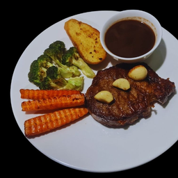 สเต็กเนื้อริบอาย ซอสไวน์แดง