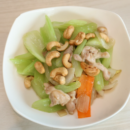ไก่ผัดเซลารี่เม็ดมะม่วง 芹菜腰果炒鸡