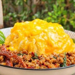 กระเพราหมูบดไข่ข้นราดข้าว