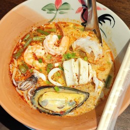 ก๋วยเตี๋ยวต้มยำทะเลรวมมิตร(Spicy tom yum noodles seafood )