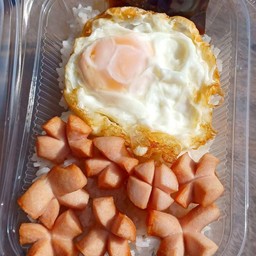 ข้าวไข่ดาว + ไส้กรอกหนังกรอบ