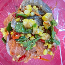 ยำแซลมอน กุ้งสด ข้าวโพดหวาน