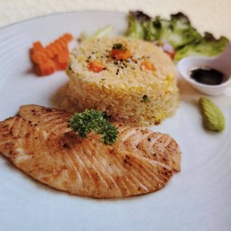 ข้าวผัดปลาแซลมอนย่าง