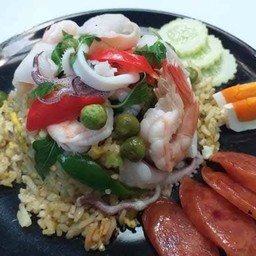 ข้าวผัดเขียวหวานทะเลไข่เค็ม