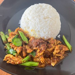 ผัดพริกแกงหมูราดข้าว