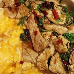 กระเพราเนื้อไข่เยิ้มราดข้าว