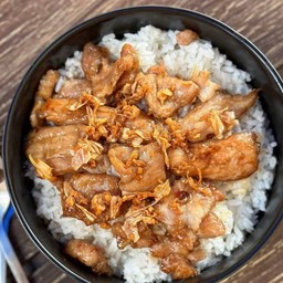 ข้าวไก่ทอดกระเทียมพริกไทย