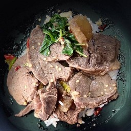 กระเพราเนื้อเปื่อย พริกแห้ง