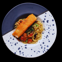 สปาเก็ตตี้ ผัดพริกกะเทียมพริกแห้ง และแซลมอนย่าง