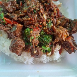 ข้าวราดกระเพราเนื้อตุ๋น