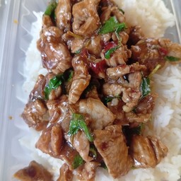 กะเพราหมูชิ้นราดข้าว