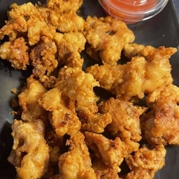 เนื้อไก่ติดหนังทอดเกลือกรอบๆ