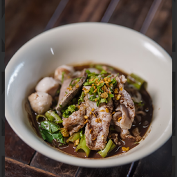 ก๋วยเตี๋ยวเรือหมูน้ำตก + ลาเต้