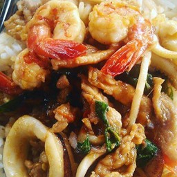 ข้าวกระเพรารวมมิตร แถมไข่ดาว