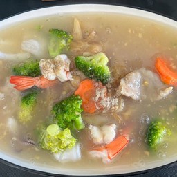 เส้นใหญ่ทอดกรอบราดหน้าหมู