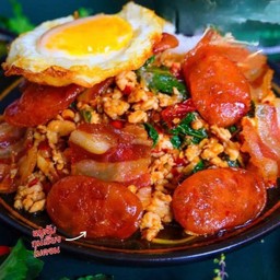 ข้าวกะเพราหมูสับ+กุนเชียง+เบคอน