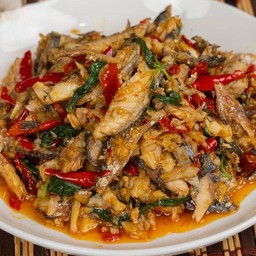 กะเพราปลาทู (กับข้าว)
