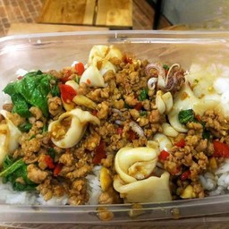 ข้าวกะเพราหมูสับ+ปลาหมึก