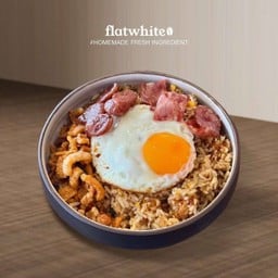 ข้าวผัดน้ำพริกกากหมู เบคอน ไข่ดาว กุนเชียง