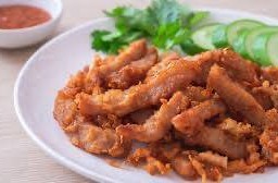 หมูทอดโรยกระเทียม (กับข้าว)