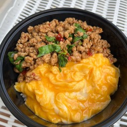 ข้าวกะเพราหมูสับไข่ข้น