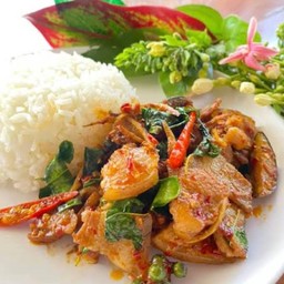 ข้าวหมูป่าผัดพริกแกง