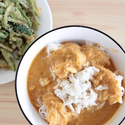 ขนมจีนน้ำยา By Kenly Camp -