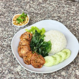 ทอดมันปลากรายราดข้าว