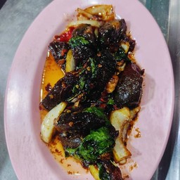 กะเพราไข่เยี่ยวม้า