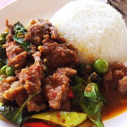 ผัดพริกแกงเนื้อชิ้นราดข้าว