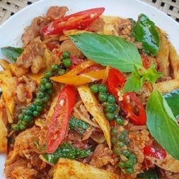 ผัดพริกแกงหน่อไม้ดองราดข้าว