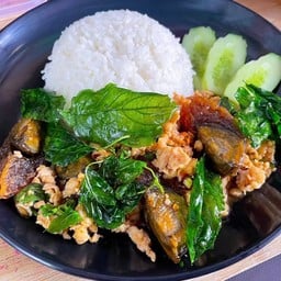 ข้าวกะเพราไก่ไข่เยี่ยวม้า