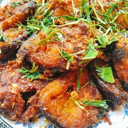 ผัดพริกแกงปลาดุก ทอดกรอบ กับข้าว