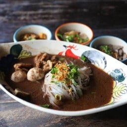 ร้านวาสนาก๋วยเตี๋ยวเรือ ข้าวราดแกง ส้มตำไก่ย่าง ข้างคูโบต้า