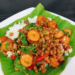 ข้าวกะเพราหมูสับ+ไส้กรอก