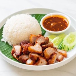 สามชั้นทอดน้ำปลาราดข้าว
