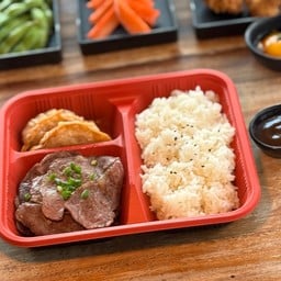 เนื้อฮัมวากิว 100 กรัม เกี๊ยวซ่าหมูทอดกรอบ 2 ชิ้น