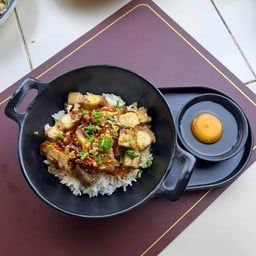 ข้าวไข่ดองหมูกรอบผัดพริกเกลือ