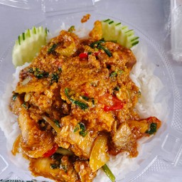 ข้าวราดหมูกรอบผัดผงกะหรี่