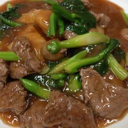 ก๋วยเตี๋ยวราดหน้าเนื้อ